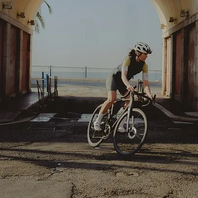 ELEMNT bike computer delivering voice turn-by-turn navigation alerts