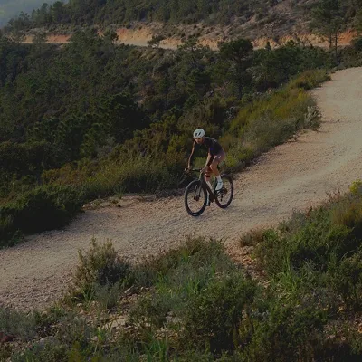 ELEMNT live tracking screen sharing a rider's real-time position with friends and followers